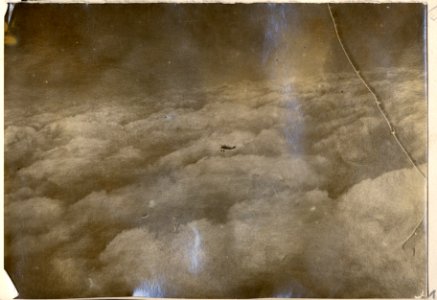 Sans légende. Avion en plein ciel - Fonds Berthelé - 49Fi1873-12