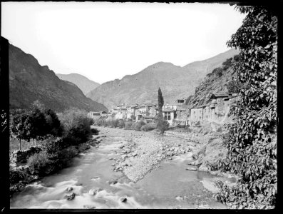 Sant Julià de Lòria vist des del pont sobre el riu Valira