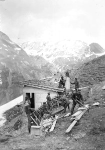 Sappeure beim Bau einer Feldküche im Gebirge - CH-BAR - 3238739
