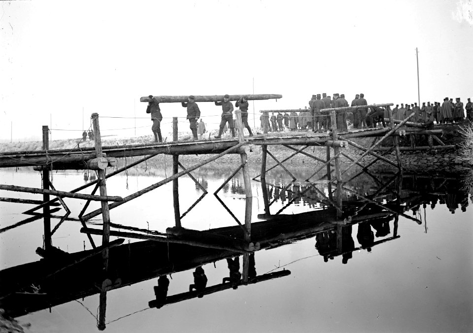 Sappeure beim Bau einer Kolonnenbrücke - CH-BAR - 3238048