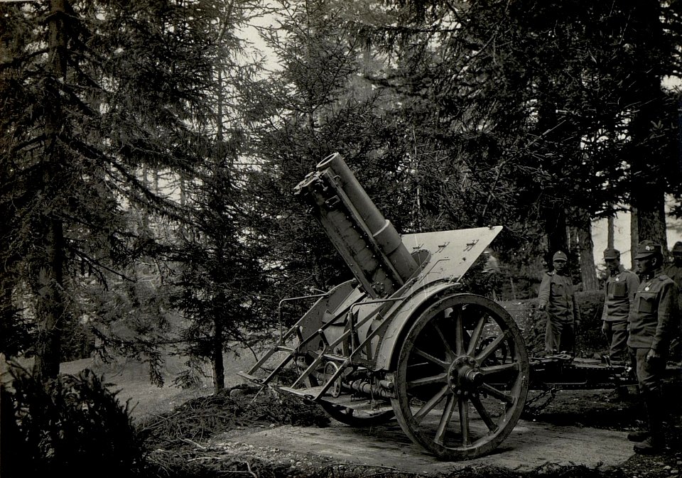Schwere 15 cm Haubitze. Aufgenommen am 13. Mai 1916. (BildID 15534112)