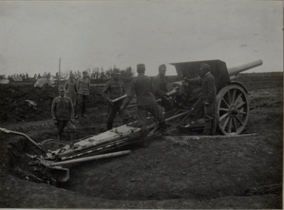 Schwere Artillerie 10.4 cm beim Laden. (BildID 15450765)