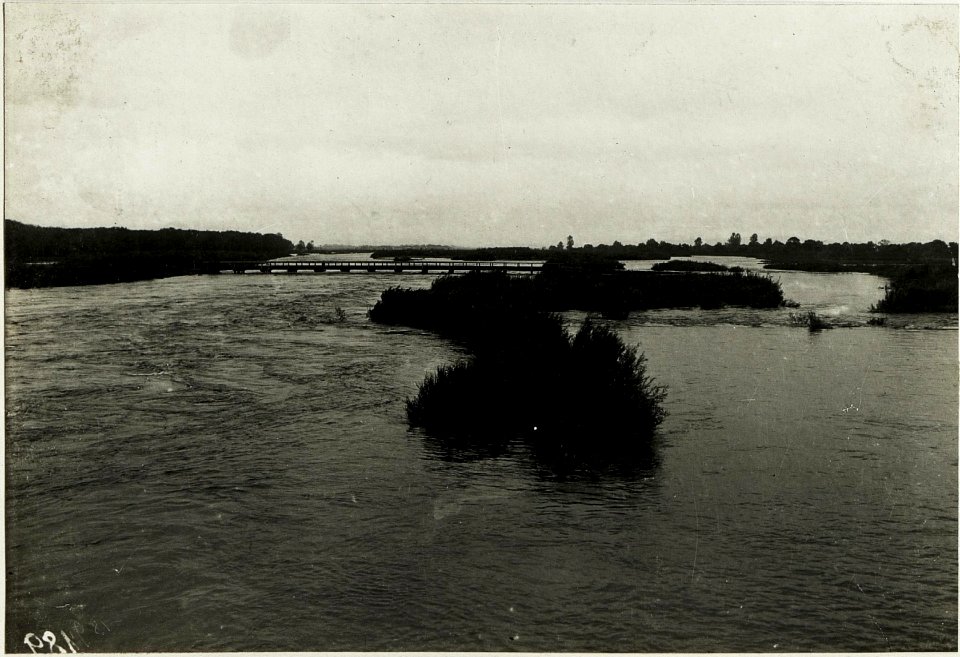 Schwere Etapp.-Brücke bei Stryj.Hochwasser 21.VII.1915. (BildID 15433106)