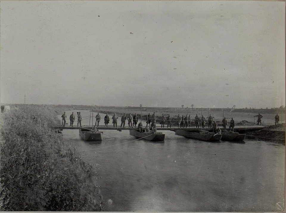Schwere Kriegsbrücke über d-Putilowka erbaut von der Pionierkompanie 1-9 Wola Kninigowka, 26.9.1915. (BildID 15455597)