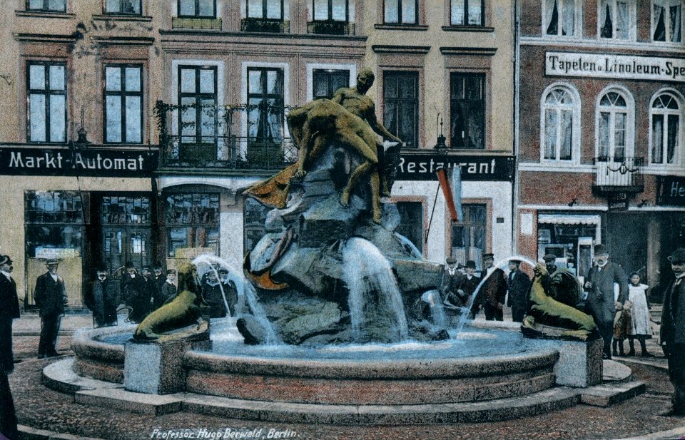 Schwerin Seenotbrunnen Markt (1)