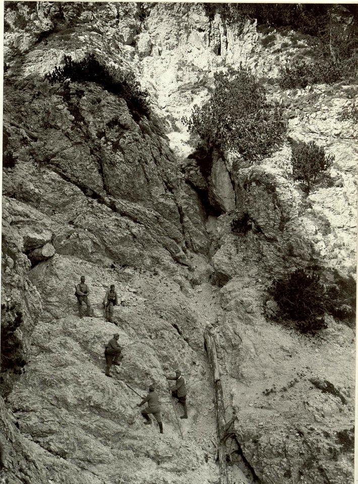 Schwierige Partie am Wege Prassnik - Sattel.Steinerner Jäger Luschari. Standpunkt, Ostabhang Steinerner Jäger. Aufgenommen, am 23. September 1915. (BildID 15462274)