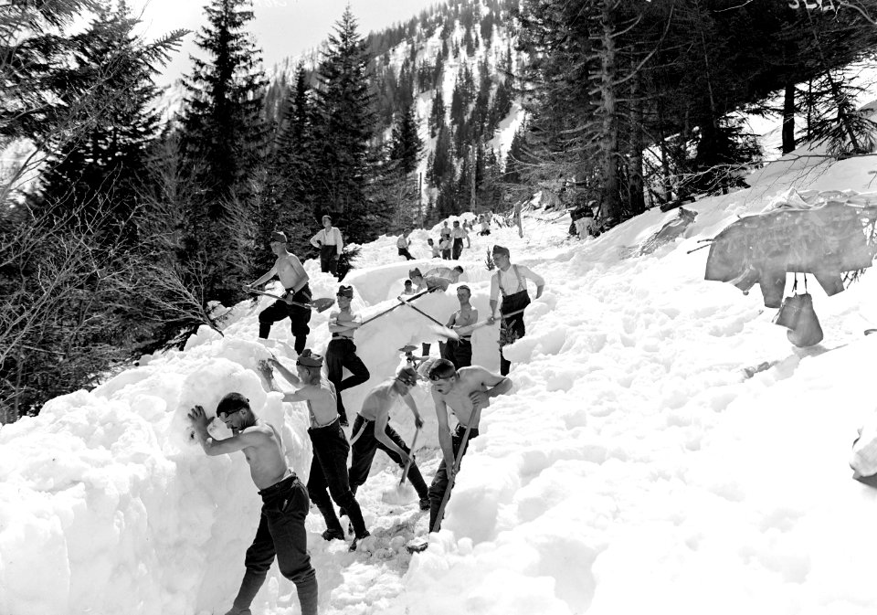Schwieriges Schneeräumen im Tiefschnee - CH-BAR - 3239533