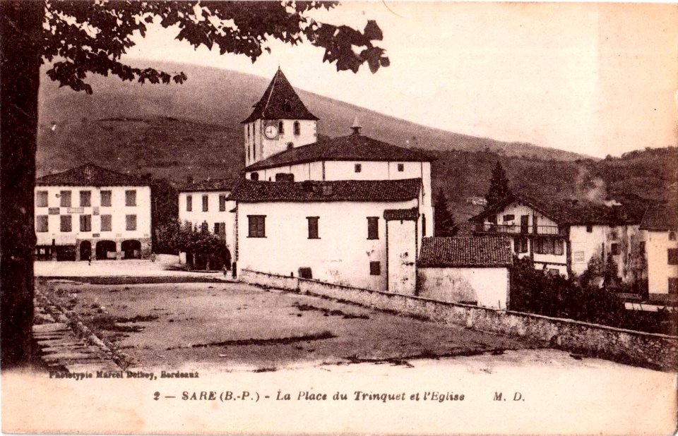 Sare (64) - Place du Trinquet et église