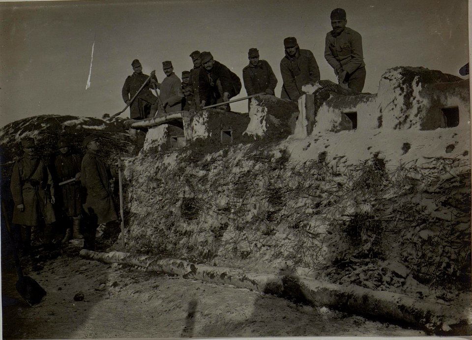 Schützenlöcher. Inf.Rgt.Nro.33, Lopuszno, 18.I.1916. (BildID 15453978)