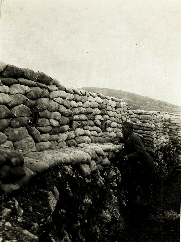Schützengraben des königlich - ungarischen Landsturmbataillons III-I auf Kote 85, 18.3.1916. (BildID 15594158)