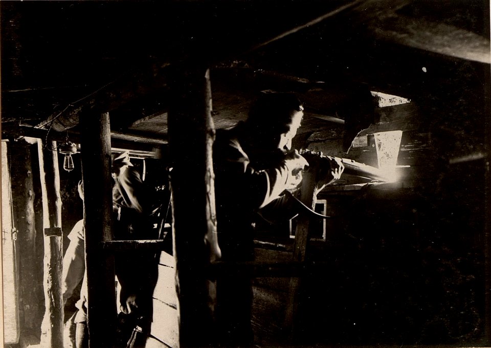 Schützengraben elektrisch beleuchtet in der Guggstellung. Aufgenommen am 25. Mai 1916. (BildID 15475888)