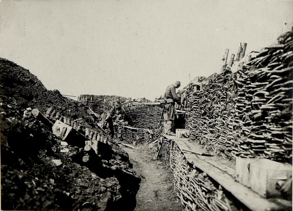 Schützengraben nach dem Gefechte am 9.6. bei der 5.Kompanie des bosnisch herzegowinischen Infanterieregimentes 1 südlich Cebrow (BildID 15542142)