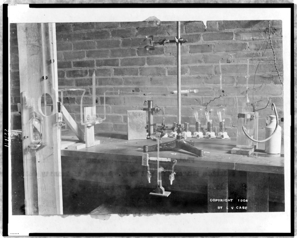 Scientific equipment used by Dr. Davis of Columbia University and Prof. Edwards of Trinity College in their experiment at Columbia, combining oxygen and hydrogen under the influence of LCCN97513793