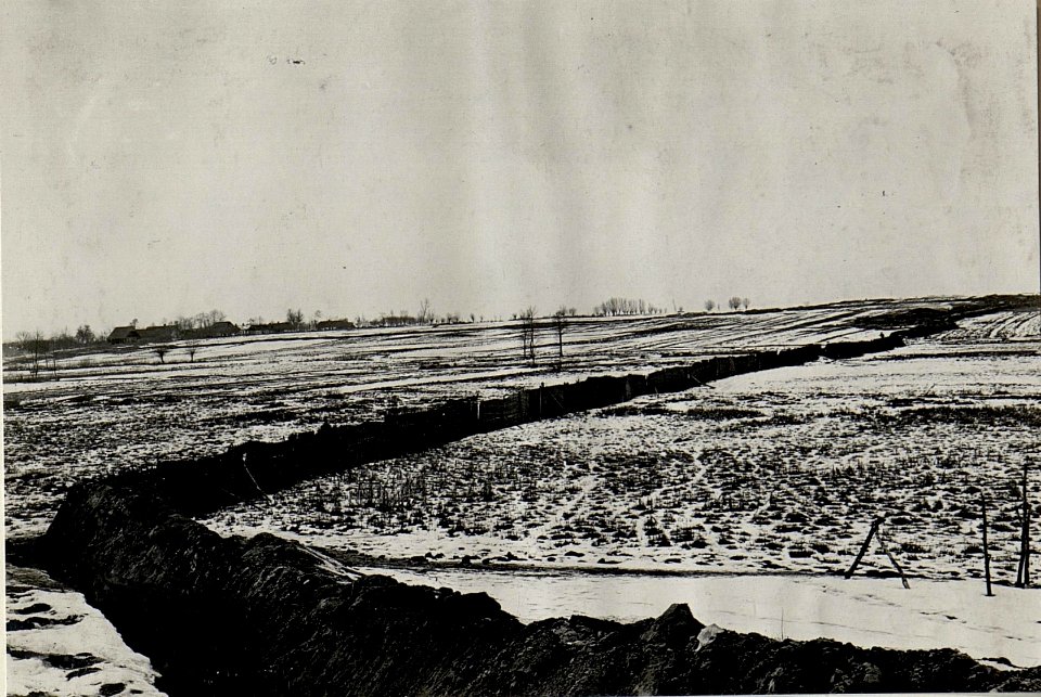 Schützenlinie des I.R. 71, ca 5000 m östl Ksany, infolge sumpfigen Terrains wurden Dämme anstatt Gräben aufgeführt, links das Ostende des Ortes Ksany. (BildID 15539502)