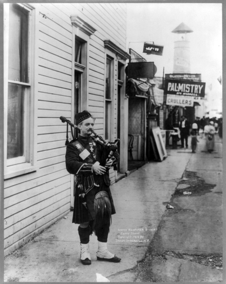Scotch bagpiper, Coney Island, (Brooklyn), N.Y. LCCN2002714366