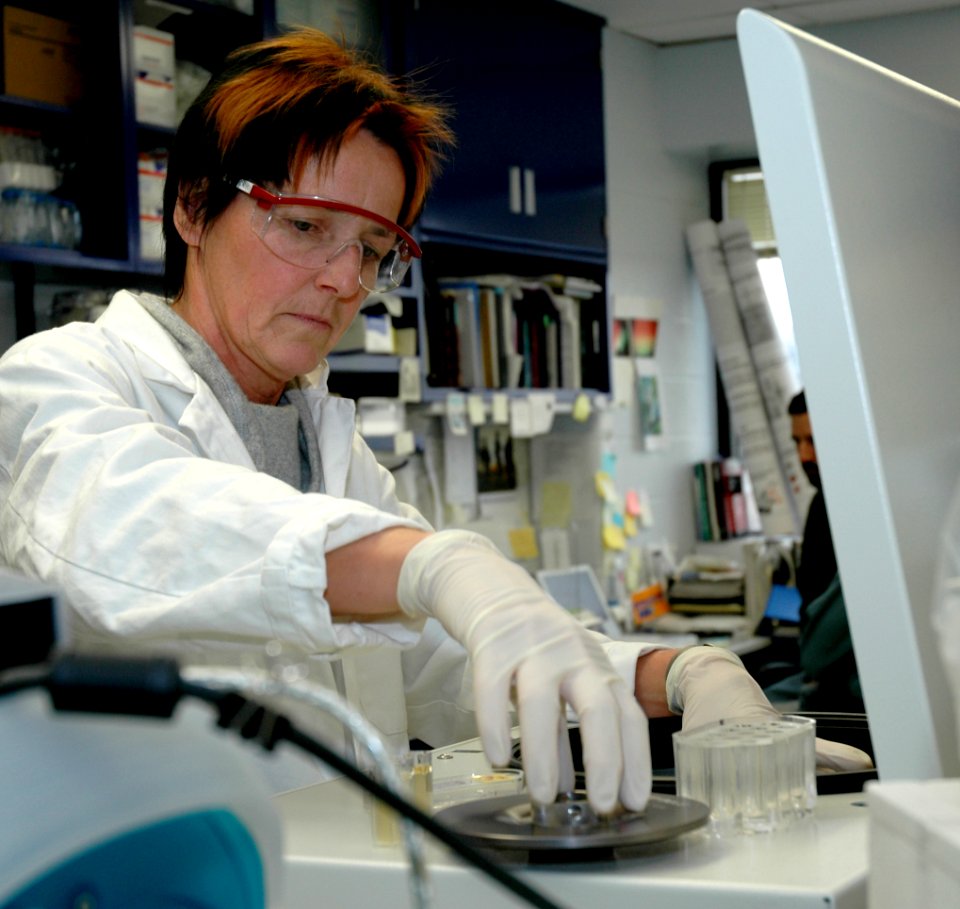 Scientist working in laboratory (1)