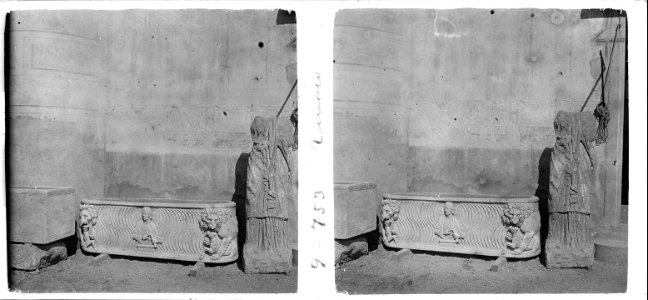 Sarcòfag i estàtua a la necròpoli de la fàbrica de tabac de Tarragona