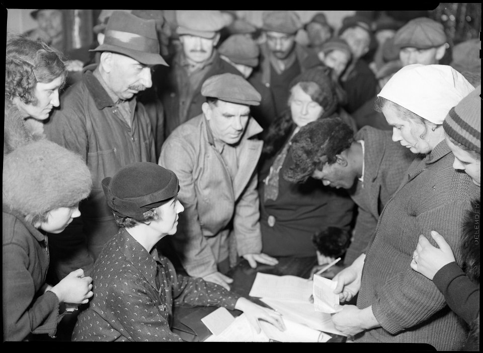 Scott's Run, West Virginia. (A group of men and women.) - NARA - 518406