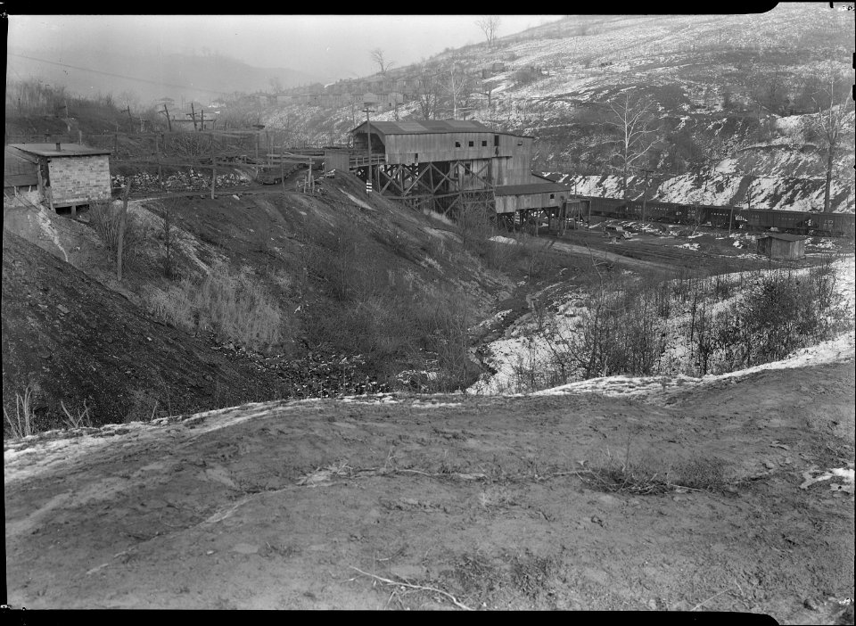 Scott's Run, West Virginia. Chaplin Hill Mine Tipple - This mine was bankrupt and closed during the summer of 1936.... - NARA - 518375