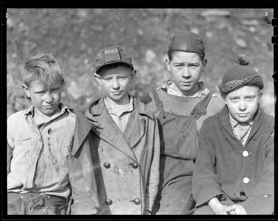 Scott's Run, West Virginia. Children of employed miners at Miller Hill. - NARA - 518415