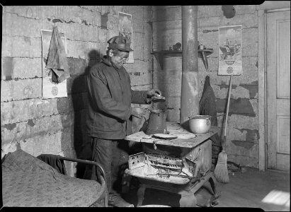 Scott's Run, West Virginia. Employed bachelor at home in Sessa Hill - This scene is typical of hundreds of bachelors... - NARA - 518389
