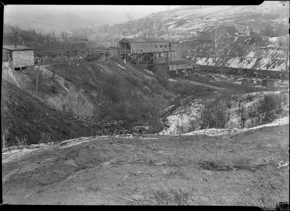 Scott's Run, West Virginia. Chaplin Hill Mine Tipple - This mine as bankrupt and closed during the summer of 1936.... - NARA - 518365