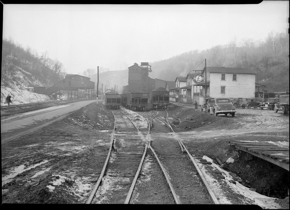 Scott's Run, West Virginia. Pursglove Nos. 3 and 4 - Another view of Pursglove Mines Nos. 3 and 4. - NARA - 518390