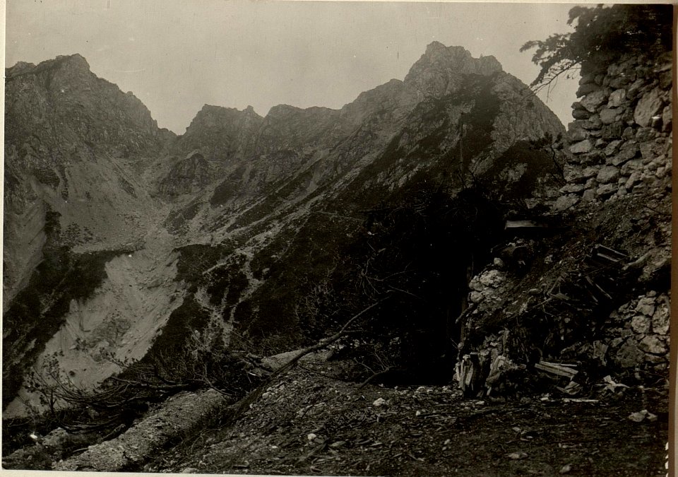 Schwarzer Berg und der kleine Mittagskofel. Aufgenommen am 19. Juli 1916. (BildID 15478178)