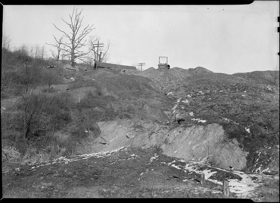 Scott's Run, West Virginia. Worked out coal mine near Pursglove mine No. 4 camp - Scene taken from main highway. This... - NARA - 518387