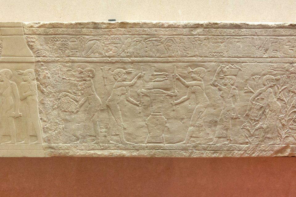 Scène de la préparation du parfum de lis, le lirinon - Louvre - E 11377 - 03