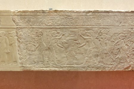 Scène de la préparation du parfum de lis, le lirinon - Louvre - E 11377 - 03