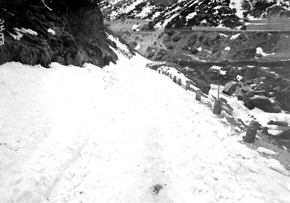 Schöllenenschlucht mit Gotthardstrasse - CH-BAR - 3241096
