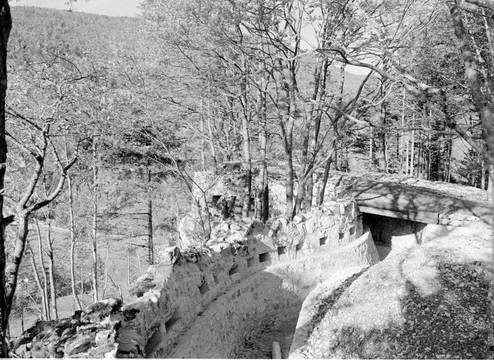 Schützengraben aus Naturmauerwerk - CH-BAR - 3241809