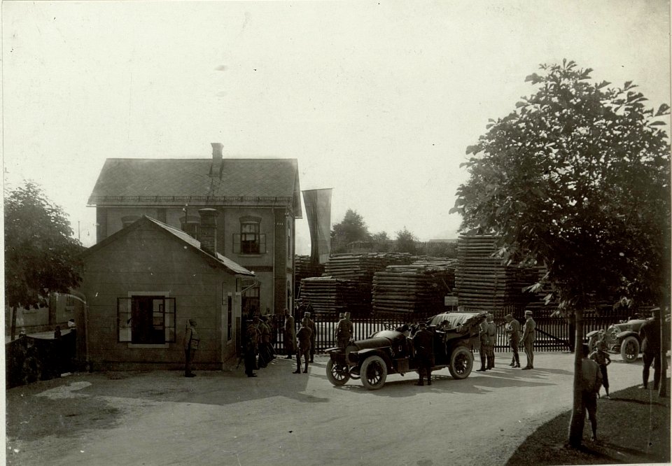 Se.k.u.k.Hoheit Erzh. EUGEN inspiziert das Schanzzeugdepot Nro.7. Aufgenommen, am 1.September 1915. Standort, Cellulosefabrik Villach. (BildID 15461665)