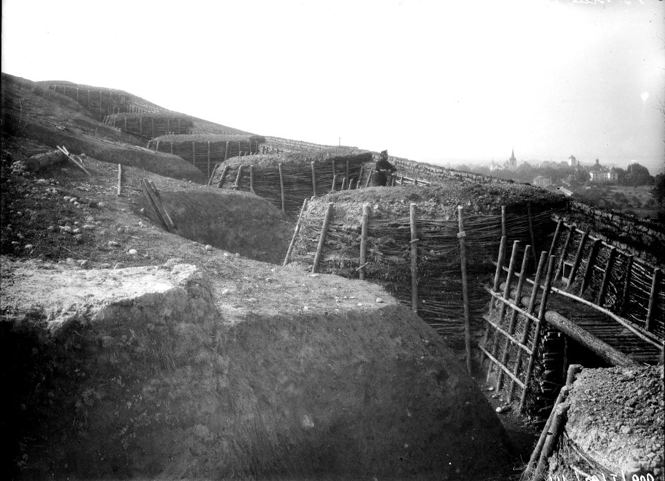 Schützengraben mit Blick auf Städtchen - CH-BAR - 3241804