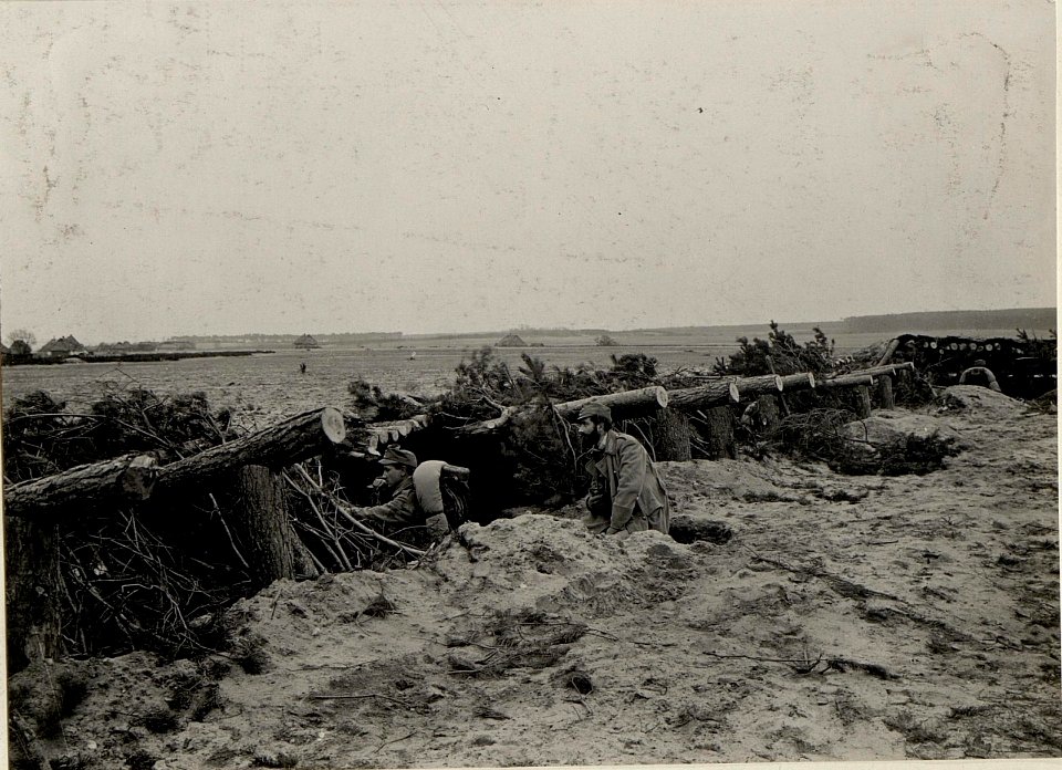Schüzengraben in der 2.Linie bei Chvascice. I.R.49. (BildID 15540076)