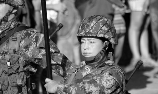 Face military people