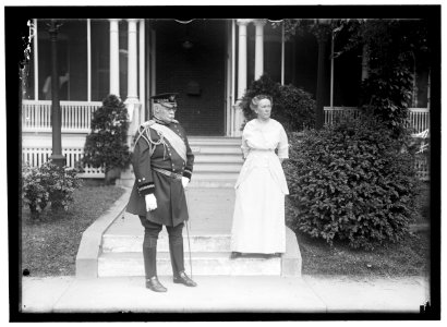 SCOTT, MRS. HUGH L., AT RESIDENCE, WITH GENERAL SCOTT LCCN2016866857
