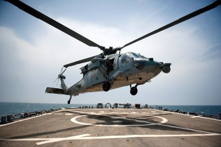 Seahawk lands aboard USS Arleigh Burke 140503-N-WD757-039