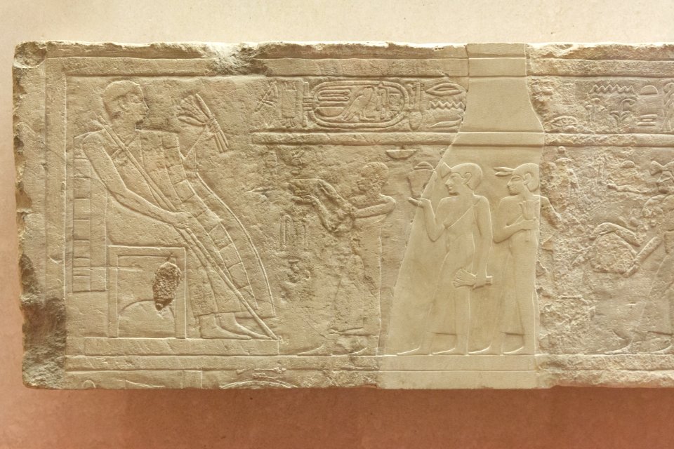 Scène de la préparation du parfum de lis, le lirinon - Louvre - E 11377 - 02