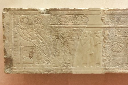 Scène de la préparation du parfum de lis, le lirinon - Louvre - E 11377 - 02