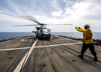 Seahawk landing 140507-N-KE519-002