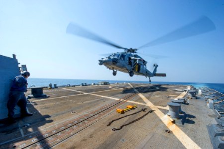 Seahawk lands aboard USS Truxtun 140930-N-EI510-061