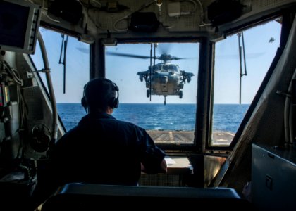 Seahawk takes off from USS Truxtun 140929-N-EI510-029