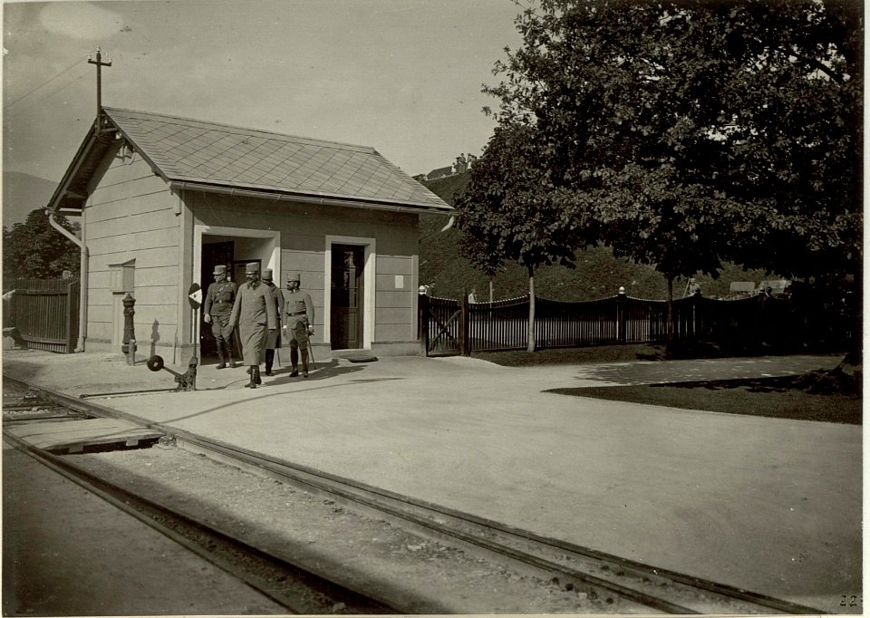 Se.k.u.k.Hoheit Erzh. EUGEN inspizert das Schanz-zeudgepot Nro.7. Aufgenommen, am l.September 1915. Standort, Cellubosefabrik Villsch. (BildID 15461672)