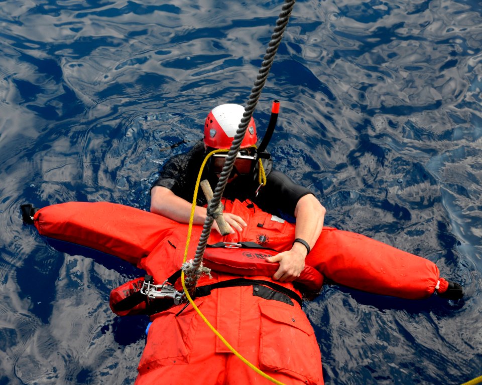Search and rescue swimmer 140326-N-HB951-034