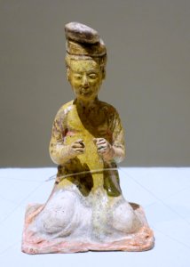 Seated female musicians, figure 2 of 6, China, Tang dynasty, 7th century AD, straw glaze with painted ornament - Matsuoka Museum of Art - Tokyo, Japan - DSC07289