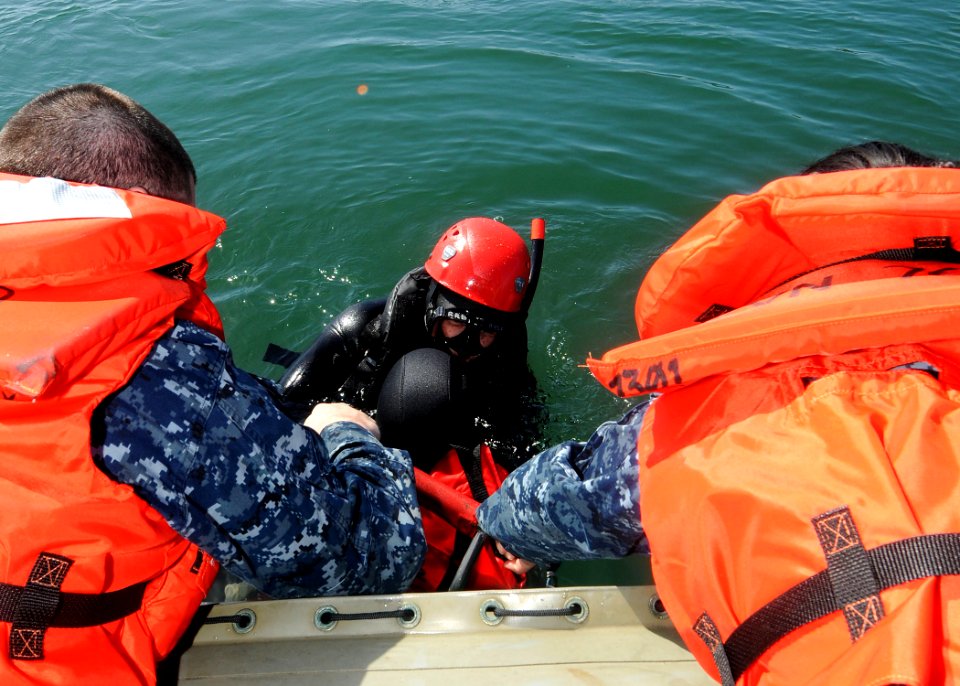 Search and rescue swimmer training 130417-N-HT107-149