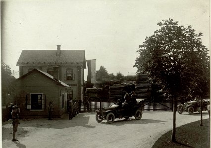 Se.k.u.k.Hoheit Erzh. EUGEN inspiziert das Schanzzeugdepot Nro.7. Aufgenommen, am 1.September 1915. Standort, Cellulosefabrik Villach. (BildID 15461658)