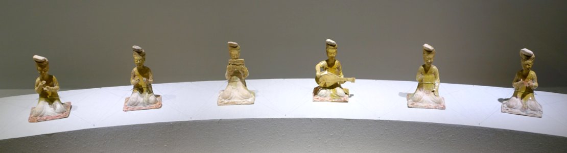 Seated female musicians, China, Tang dynasty, 7th century AD, straw glaze with painted ornament - Matsuoka Museum of Art - Tokyo, Japan - DSC07287